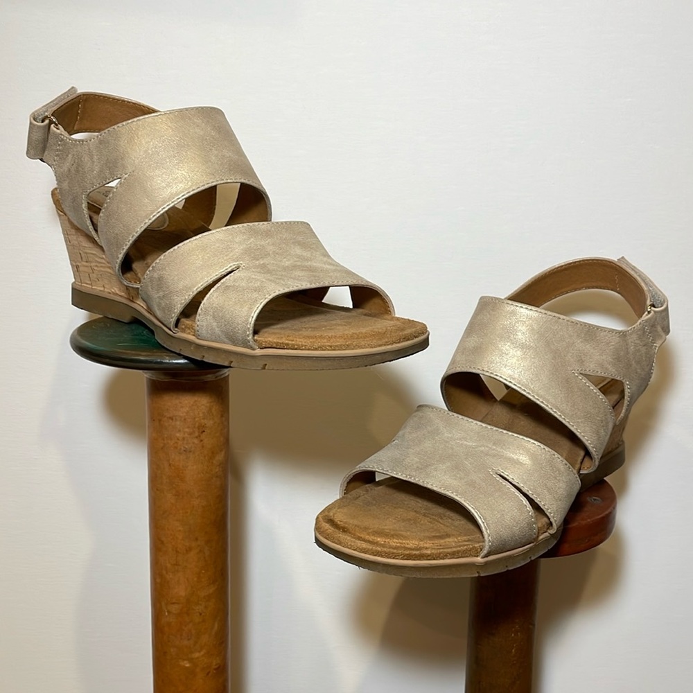 EURO SOFT by Sofft Wedge Comfort Sandals GOLD / SIZE 11